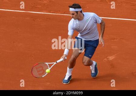 Roger Federer, Suisse, joue le deuxième tour de l'Open de tennis français 2013 au stade Roland-Garros, Paris, France, le 29 mai 2013. Photo de Henri Szwarc/ABACAPRESS.COM Banque D'Images