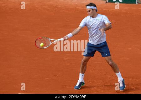 Roger Federer, Suisse, joue le deuxième tour de l'Open de tennis français 2013 au stade Roland-Garros, Paris, France, le 29 mai 2013. Photo de Henri Szwarc/ABACAPRESS.COM Banque D'Images