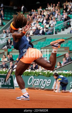 Serena Williams aux Etats-Unis jouant le deuxième tour de l'Open de tennis français 2013 au stade Roland-Garros, Paris, France, le 29 mai 2013. Photo de Henri Szwarc/ABACAPRESS.COM Banque D'Images