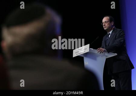 Le président français François Hollande livre sa crache lors d'une rencontre avec des représentants des communautés juives françaises qui s'est tenue au Palais des Congrès, à Paris, en France, le 2 juin 2013. Photo de Stephane Lemouton/ABACAPRESS.COM Banque D'Images