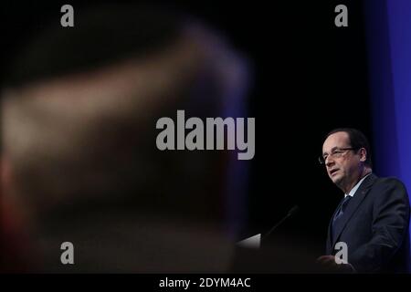 Le président français François Hollande livre sa crache lors d'une rencontre avec des représentants des communautés juives françaises qui s'est tenue au Palais des Congrès, à Paris, en France, le 2 juin 2013. Photo de Stephane Lemouton/ABACAPRESS.COM Banque D'Images