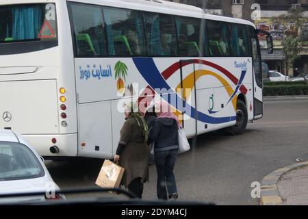 Après l'annulation du bus par les autorités égyptiennes, 2 bus d'activistes français partent et se rendent à Gaza Banque D'Images