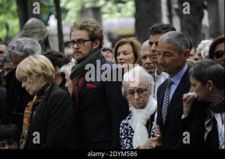 Claire Bretecher et Valerie Trierweiler assistent aux funérailles de Guy Carcassonne au cimetière de Montmartre à Paris, France, le 3 juin 2013. Photo de Mousse-Wyters/ABACAPRESS.COM Banque D'Images
