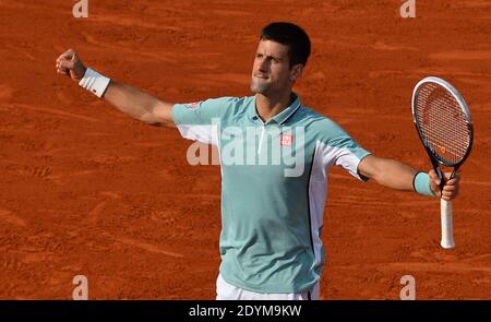 Novak Djokovic fête ses célébrations après avoir remporté son quart de finale lors du tournoi de tennis de l'Open de France au stade Roland Garros à Paris, en France, le 5 juin 2013. Photo par ABACAPRESS.COM Banque D'Images