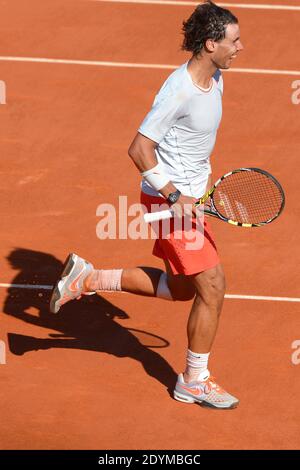 Rafael Nadal en Espagne célèbre la victoire contre Novak Djokovic en Serbie après leur demi-finale de match dans le cadre de l'Open de tennis français à l'arène Roland-Garros à Paris, France, le 07 juin 2013. Nadal défait Djokovic 6-4, 3-6, 6-1, 6-7(3), 9-7. Photo de Henri Szwarc/ABACAPRESS.COM Banque D'Images