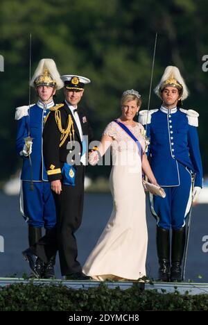 Sophie Comtesse de Wessex et Prince Edward se rendent en bateau au Palais Drottningholm pour dîner après la cérémonie de mariage de la princesse Madeleine de Suède et de Christopher O'Neill, organisée par le roi Carl Gustaf XIV et la reine Silvia au Palais Royal le 8 juin 2013 à Stockholm, en Suède. Photo de Thierry Orban/ABACAPRESS.COM Banque D'Images