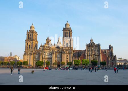 Place de la Constitution Zocalo et cathédrale métropolitaine au centre historique de Mexico CDMX, Mexique. Le centre historique de Mexico est un monde de l'UNESCO Banque D'Images