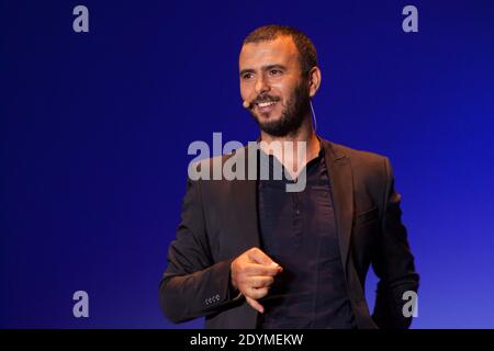 Lotfi Abdelli se produit sur scène à l’événement pour la Tunisie Qu’on aime qui s’est tenu dans la salle de concert de l’Olympia à Paris, en France, le 10 juin 2013. Photo de Audrey Poree/ABACAPRESS.COM Banque D'Images