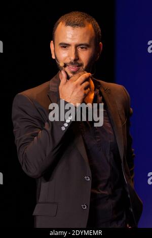 Lotfi Abdelli se produit sur scène à l’événement pour la Tunisie Qu’on aime qui s’est tenu dans la salle de concert de l’Olympia à Paris, en France, le 10 juin 2013. Photo de Audrey Poree/ABACAPRESS.COM Banque D'Images