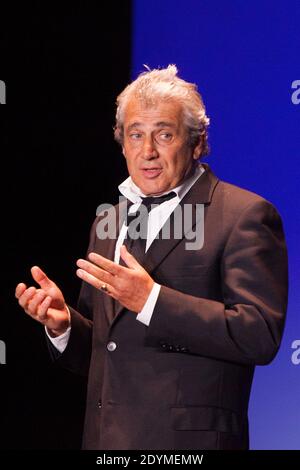 Michel Boujenah se produit sur scène lors de l’événement pour la Tunisie Qu’on aime qui s’est tenu dans la salle de concert l’Olympia à Paris, en France, le 10 juin 2013. Photo de Audrey Poree/ABACAPRESS.COM Banque D'Images