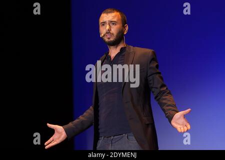Lotfi Abdelli se produit sur scène à l’événement pour la Tunisie Qu’on aime qui s’est tenu dans la salle de concert de l’Olympia à Paris, en France, le 10 juin 2013. Photo de Audrey Poree/ABACAPRESS.COM Banque D'Images