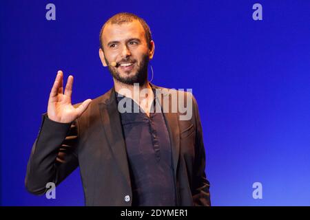 Lotfi Abdelli se produit sur scène à l’événement pour la Tunisie Qu’on aime qui s’est tenu dans la salle de concert de l’Olympia à Paris, en France, le 10 juin 2013. Photo de Audrey Poree/ABACAPRESS.COM Banque D'Images