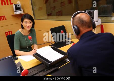 PAS DE WEB - PAS D'APPLICATIONS - PAS DE TABLOÏDES - EXCLUSIF. Ministre français délégué chargé des petites et moyennes entreprises, de l'innovation et de l'économie numérique, Fleur Pellerin est interviewé par Jean-Michel Aphatie et Alain Duhamel à la radio RTL à Paris, en France, le 13 juin 2013. Photo de Frédéric Bukajlo/ABACAPRESS.COM Banque D'Images