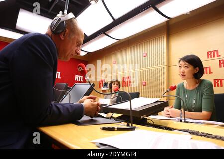 PAS DE WEB - PAS D'APPLICATIONS - PAS DE TABLOÏDES - EXCLUSIF. Ministre français délégué chargé des petites et moyennes entreprises, de l'innovation et de l'économie numérique, Fleur Pellerin est interviewé par Jean-Michel Aphatie et Alain Duhamel à la radio RTL à Paris, en France, le 13 juin 2013. Photo de Frédéric Bukajlo/ABACAPRESS.COM Banque D'Images