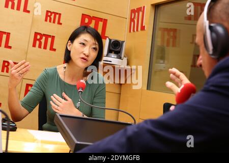 PAS DE WEB - PAS D'APPLICATIONS - PAS DE TABLOÏDES - EXCLUSIF. Ministre français délégué chargé des petites et moyennes entreprises, de l'innovation et de l'économie numérique, Fleur Pellerin est interviewé par Jean-Michel Aphatie et Alain Duhamel à la radio RTL à Paris, en France, le 13 juin 2013. Photo de Frédéric Bukajlo/ABACAPRESS.COM Banque D'Images