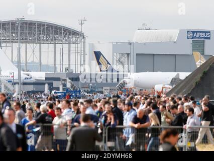 Atmosphère au vol inaugural du nouvel Airbus A350 XWB à l'aéroport de Toulouse-Blagnac, dans le sud-ouest de la France, le 14 juin 2013. L'A350 XWB est le premier d'une famille d'avions de passagers ultra-efficaces Airbus conçus pour aller de front avec le rival Boeing 787 Dreamliner et 777s. Cet avion très économe en carburant, fabriqué à partir d'une majorité de matériaux composites, aura probablement une apparence au prochain salon de l'Air de Paris qui débutera lundi prochain à l'aéroport du Bourget. Photo de Patrick Bernard/ABACAPRESS.COM Banque D'Images