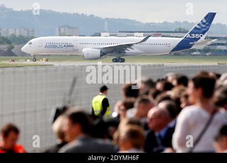 Le nouvel Airbus A350 XWB part pour son vol inaugural attendu depuis longtemps à l'aéroport de Toulouse-Blagnac, dans le sud-ouest de la France, le 14 juin 2013. L'A350 XWB est le premier d'une famille d'avions de passagers ultra-efficaces Airbus conçus pour aller de front avec le rival Boeing 787 Dreamliner et 777s. Cet avion très économe en carburant, fabriqué à partir d'une majorité de matériaux composites, aura probablement une apparence au prochain salon de l'Air de Paris qui débutera lundi prochain à l'aéroport du Bourget. Photo de Patrick Bernard/ABACAPRESS.COM Banque D'Images