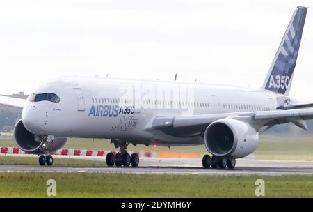 Le nouvel Airbus A350 XWB part pour son vol inaugural attendu depuis longtemps à l'aéroport de Toulouse-Blagnac, dans le sud-ouest de la France, le 14 juin 2013. L'A350 XWB est le premier d'une famille d'avions de passagers ultra-efficaces Airbus conçus pour aller de front avec le rival Boeing 787 Dreamliner et 777s. Cet avion très économe en carburant, fabriqué à partir d'une majorité de matériaux composites, aura probablement une apparence au prochain salon de l'Air de Paris qui débutera lundi prochain à l'aéroport du Bourget. Photo de Patrick Bernard/ABACAPRESS.COM Banque D'Images