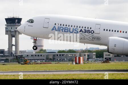 Le nouvel Airbus A350 XWB part pour son vol inaugural attendu depuis longtemps à l'aéroport de Toulouse-Blagnac, dans le sud-ouest de la France, le 14 juin 2013. L'A350 XWB est le premier d'une famille d'avions de passagers ultra-efficaces Airbus conçus pour aller de front avec le rival Boeing 787 Dreamliner et 777s. Cet avion très économe en carburant, fabriqué à partir d'une majorité de matériaux composites, aura probablement une apparence au prochain salon de l'Air de Paris qui débutera lundi prochain à l'aéroport du Bourget. Photo de Patrick Bernard/ABACAPRESS.COM Banque D'Images