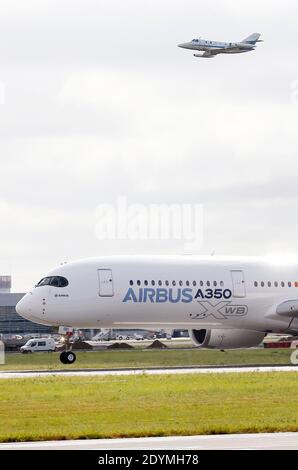 Le nouvel Airbus A350 XWB part pour son vol inaugural attendu depuis longtemps à l'aéroport de Toulouse-Blagnac, dans le sud-ouest de la France, le 14 juin 2013. L'A350 XWB est le premier d'une famille d'avions de passagers ultra-efficaces Airbus conçus pour aller de front avec le rival Boeing 787 Dreamliner et 777s. Cet avion très économe en carburant, fabriqué à partir d'une majorité de matériaux composites, aura probablement une apparence au prochain salon de l'Air de Paris qui débutera lundi prochain à l'aéroport du Bourget. Photo de Patrick Bernard/ABACAPRESS.COM Banque D'Images