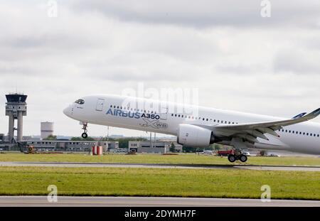 Le nouvel Airbus A350 XWB part pour son vol inaugural attendu depuis longtemps à l'aéroport de Toulouse-Blagnac, dans le sud-ouest de la France, le 14 juin 2013. L'A350 XWB est le premier d'une famille d'avions de passagers ultra-efficaces Airbus conçus pour aller de front avec le rival Boeing 787 Dreamliner et 777s. Cet avion très économe en carburant, fabriqué à partir d'une majorité de matériaux composites, aura probablement une apparence au prochain salon de l'Air de Paris qui débutera lundi prochain à l'aéroport du Bourget. Photo de Patrick Bernard/ABACAPRESS.COM Banque D'Images