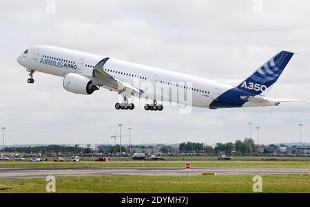 Le nouvel Airbus A350 XWB part pour son vol inaugural attendu depuis longtemps à l'aéroport de Toulouse-Blagnac, dans le sud-ouest de la France, le 14 juin 2013. L'A350 XWB est le premier d'une famille d'avions de passagers ultra-efficaces Airbus conçus pour aller de front avec le rival Boeing 787 Dreamliner et 777s. Cet avion très économe en carburant, fabriqué à partir d'une majorité de matériaux composites, aura probablement une apparence au prochain salon de l'Air de Paris qui débutera lundi prochain à l'aéroport du Bourget. Photo de Patrick Bernard/ABACAPRESS.COM Banque D'Images