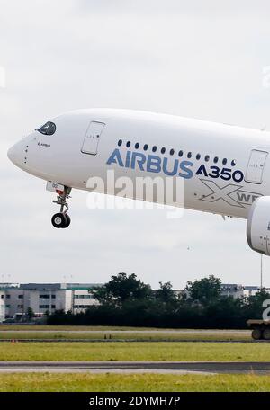 Le nouvel Airbus A350 XWB part pour son vol inaugural attendu depuis longtemps à l'aéroport de Toulouse-Blagnac, dans le sud-ouest de la France, le 14 juin 2013. L'A350 XWB est le premier d'une famille d'avions de passagers ultra-efficaces Airbus conçus pour aller de front avec le rival Boeing 787 Dreamliner et 777s. Cet avion très économe en carburant, fabriqué à partir d'une majorité de matériaux composites, aura probablement une apparence au prochain salon de l'Air de Paris qui débutera lundi prochain à l'aéroport du Bourget. Photo de Patrick Bernard/ABACAPRESS.COM Banque D'Images