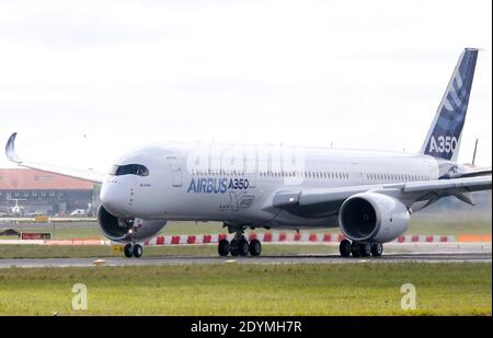 Le nouvel Airbus A350 XWB part pour son vol inaugural attendu depuis longtemps à l'aéroport de Toulouse-Blagnac, dans le sud-ouest de la France, le 14 juin 2013. L'A350 XWB est le premier d'une famille d'avions de passagers ultra-efficaces Airbus conçus pour aller de front avec le rival Boeing 787 Dreamliner et 777s. Cet avion très économe en carburant, fabriqué à partir d'une majorité de matériaux composites, aura probablement une apparence au prochain salon de l'Air de Paris qui débutera lundi prochain à l'aéroport du Bourget. Photo de Patrick Bernard/ABACAPRESS.COM Banque D'Images