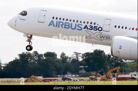 Le nouvel Airbus A350 XWB part pour son vol inaugural attendu depuis longtemps à l'aéroport de Toulouse-Blagnac, dans le sud-ouest de la France, le 14 juin 2013. L'A350 XWB est le premier d'une famille d'avions de passagers ultra-efficaces Airbus conçus pour aller de front avec le rival Boeing 787 Dreamliner et 777s. Cet avion très économe en carburant, fabriqué à partir d'une majorité de matériaux composites, aura probablement une apparence au prochain salon de l'Air de Paris qui débutera lundi prochain à l'aéroport du Bourget. Photo de Patrick Bernard/ABACAPRESS.COM Banque D'Images