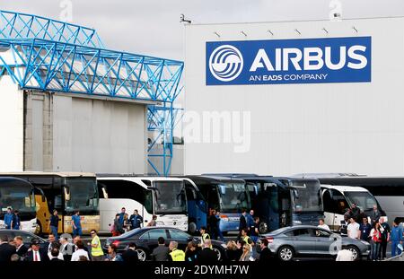 Atmosphère au vol inaugural du nouvel Airbus A350 XWB à l'aéroport de Toulouse-Blagnac, dans le sud-ouest de la France, le 14 juin 2013. L'A350 XWB est le premier d'une famille d'avions de passagers ultra-efficaces Airbus conçus pour aller de front avec le rival Boeing 787 Dreamliner et 777s. Cet avion très économe en carburant, fabriqué à partir d'une majorité de matériaux composites, aura probablement une apparence au prochain salon de l'Air de Paris qui débutera lundi prochain à l'aéroport du Bourget. Photo de Patrick Bernard/ABACAPRESS.COM Banque D'Images