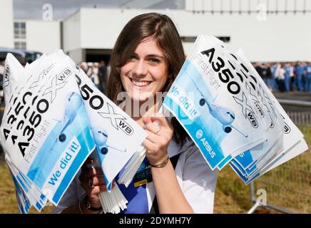 Atmosphère au vol inaugural du nouvel Airbus A350 XWB à l'aéroport de Toulouse-Blagnac, dans le sud-ouest de la France, le 14 juin 2013. L'A350 XWB est le premier d'une famille d'avions de passagers ultra-efficaces Airbus conçus pour aller de front avec le rival Boeing 787 Dreamliner et 777s. Cet avion très économe en carburant, fabriqué à partir d'une majorité de matériaux composites, aura probablement une apparence au prochain salon de l'Air de Paris qui débutera lundi prochain à l'aéroport du Bourget. Photo de Patrick Bernard/ABACAPRESS.COM Banque D'Images