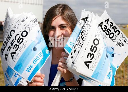 Atmosphère au vol inaugural du nouvel Airbus A350 XWB à l'aéroport de Toulouse-Blagnac, dans le sud-ouest de la France, le 14 juin 2013. L'A350 XWB est le premier d'une famille d'avions de passagers ultra-efficaces Airbus conçus pour aller de front avec le rival Boeing 787 Dreamliner et 777s. Cet avion très économe en carburant, fabriqué à partir d'une majorité de matériaux composites, aura probablement une apparence au prochain salon de l'Air de Paris qui débutera lundi prochain à l'aéroport du Bourget. Photo de Patrick Bernard/ABACAPRESS.COM Banque D'Images