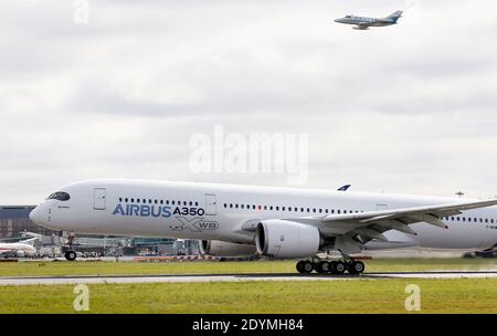 Le nouvel Airbus A350 XWB part pour son vol inaugural attendu depuis longtemps à l'aéroport de Toulouse-Blagnac, dans le sud-ouest de la France, le 14 juin 2013. L'A350 XWB est le premier d'une famille d'avions de passagers ultra-efficaces Airbus conçus pour aller de front avec le rival Boeing 787 Dreamliner et 777s. Cet avion très économe en carburant, fabriqué à partir d'une majorité de matériaux composites, aura probablement une apparence au prochain salon de l'Air de Paris qui débutera lundi prochain à l'aéroport du Bourget. Photo de Patrick Bernard/ABACAPRESS.COM Banque D'Images