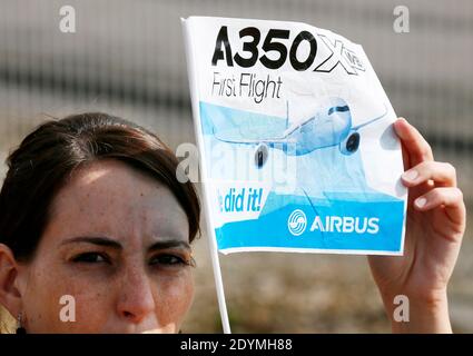 Atmosphère au vol inaugural du nouvel Airbus A350 XWB à l'aéroport de Toulouse-Blagnac, dans le sud-ouest de la France, le 14 juin 2013. L'A350 XWB est le premier d'une famille d'avions de passagers ultra-efficaces Airbus conçus pour aller de front avec le rival Boeing 787 Dreamliner et 777s. Cet avion très économe en carburant, fabriqué à partir d'une majorité de matériaux composites, aura probablement une apparence au prochain salon de l'Air de Paris qui débutera lundi prochain à l'aéroport du Bourget. Photo de Patrick Bernard/ABACAPRESS.COM Banque D'Images