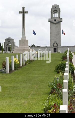 Le Mémorial national australien, avec les tombes du cimetière militaire de Villers-Bretonneux et la croix du souvenir en premier plan. Banque D'Images