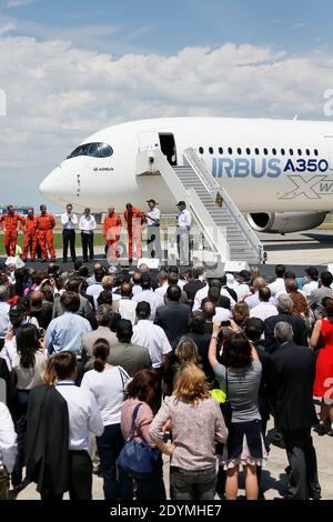 Le nouvel Airbus A350 XWB atterrit après son vol inaugural attendu depuis longtemps à l'aéroport de Toulouse-Blagnac, dans le sud-ouest de la France, le 14 juin 2013. L'A350 XWB est le premier d'une famille d'avions de passagers ultra-efficaces Airbus conçus pour aller de front avec le rival Boeing 787 Dreamliner et 777s. Cet avion très économe en carburant, fabriqué à partir d'une majorité de matériaux composites, aura probablement une apparence au prochain salon de l'Air de Paris qui débutera lundi prochain à l'aéroport du Bourget. Photo de Patrick Bernard/ABACAPRESS.COM Banque D'Images