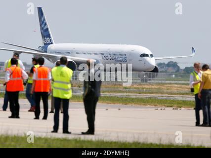 Le nouvel Airbus A350 XWB atterrit après son vol inaugural attendu depuis longtemps à l'aéroport de Toulouse-Blagnac, dans le sud-ouest de la France, le 14 juin 2013. L'A350 XWB est le premier d'une famille d'avions de passagers ultra-efficaces Airbus conçus pour aller de front avec le rival Boeing 787 Dreamliner et 777s. Cet avion très économe en carburant, fabriqué à partir d'une majorité de matériaux composites, aura probablement une apparence au prochain salon de l'Air de Paris qui débutera lundi prochain à l'aéroport du Bourget. Photo de Patrick Bernard/ABACAPRESS.COM Banque D'Images