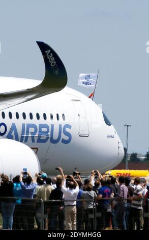 Le nouvel Airbus A350 XWB atterrit après son vol inaugural attendu depuis longtemps à l'aéroport de Toulouse-Blagnac, dans le sud-ouest de la France, le 14 juin 2013. L'A350 XWB est le premier d'une famille d'avions de passagers ultra-efficaces Airbus conçus pour aller de front avec le rival Boeing 787 Dreamliner et 777s. Cet avion très économe en carburant, fabriqué à partir d'une majorité de matériaux composites, aura probablement une apparence au prochain salon de l'Air de Paris qui débutera lundi prochain à l'aéroport du Bourget. Photo de Patrick Bernard/ABACAPRESS.COM Banque D'Images