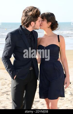 François civil et petite amie posent lors du 27e Festival du film romantique de Cabourg à Cabourg, France, le 15 juin 2013. Photo de Nicolas Briquet/ABACAPRESS.COM Banque D'Images