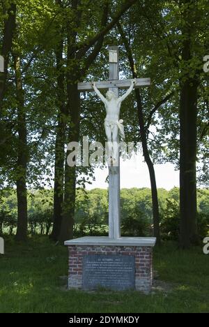 Une croix sur une tombe de masse de soldats de la bataille d'Agincourt de 1415, une victoire anglaise dans la guerre de cent ans, Azincourt, France. Banque D'Images