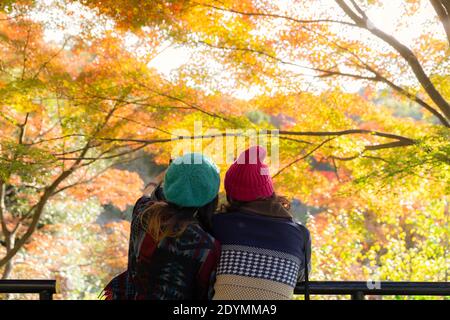 Kyoto Japon deux visiteurs féminins apprécient le feuillage d'automne au temple Kiyomizu-dera. Banque D'Images