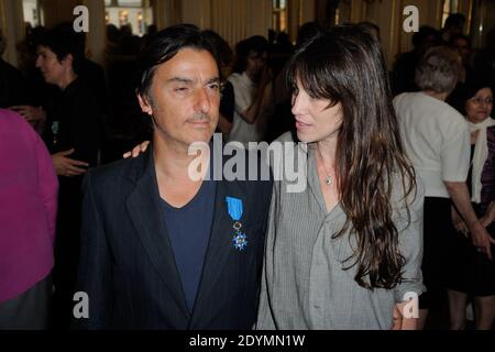 Yvan Attal pose avec Charlotte Gainsbourg après avoir été honoré 'Chevalier de l'ordre National du merite' par le ministre français de la Culture Aurelie Filippetti au Ministere de la Culture à Paris, France, le 19 juin 2013. Photo d'Alban Wyters/ABACAPRESS.COM Banque D'Images