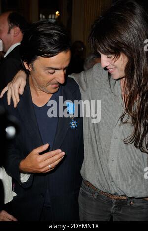 Yvan Attal pose avec Charlotte Gainsbourg après avoir été honoré 'Chevalier de l'ordre National du merite' par le ministre français de la Culture Aurelie Filippetti au Ministere de la Culture à Paris, France, le 19 juin 2013. Photo d'Alban Wyters/ABACAPRESS.COM Banque D'Images