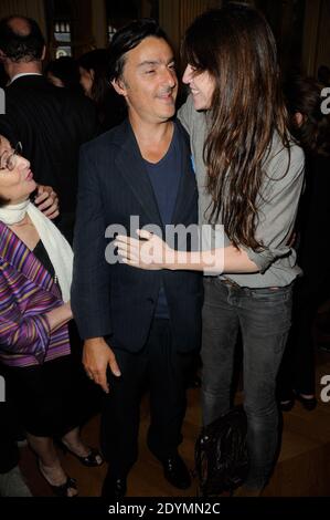 Yvan Attal pose avec Charlotte Gainsbourg après avoir été honoré 'Chevalier de l'ordre National du merite' par le ministre français de la Culture Aurelie Filippetti au Ministere de la Culture à Paris, France, le 19 juin 2013. Photo d'Alban Wyters/ABACAPRESS.COM Banque D'Images