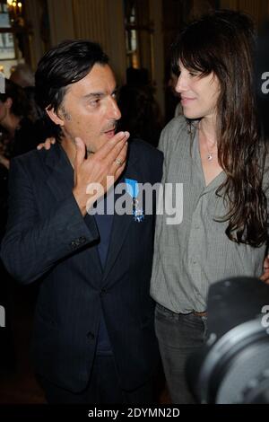 Yvan Attal pose avec Charlotte Gainsbourg après avoir été honoré 'Chevalier de l'ordre National du merite' par le ministre français de la Culture Aurelie Filippetti au Ministere de la Culture à Paris, France, le 19 juin 2013. Photo d'Alban Wyters/ABACAPRESS.COM Banque D'Images