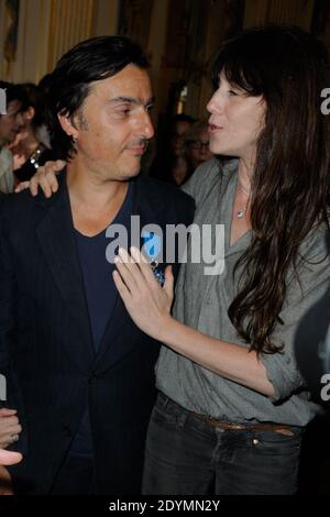 Yvan Attal pose avec Charlotte Gainsbourg après avoir été honoré 'Chevalier de l'ordre National du merite' par le ministre français de la Culture Aurelie Filippetti au Ministere de la Culture à Paris, France, le 19 juin 2013. Photo d'Alban Wyters/ABACAPRESS.COM Banque D'Images