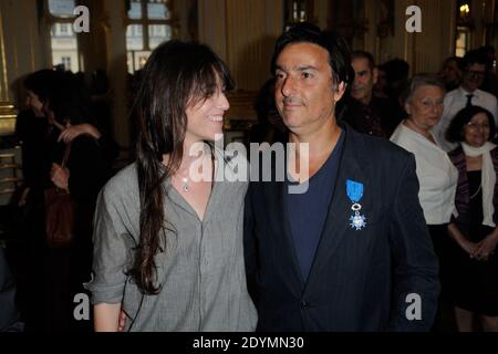 Yvan Attal pose avec Charlotte Gainsbourg après avoir été honoré 'Chevalier de l'ordre National du merite' par le ministre français de la Culture Aurelie Filippetti au Ministere de la Culture à Paris, France, le 19 juin 2013. Photo d'Alban Wyters/ABACAPRESS.COM Banque D'Images