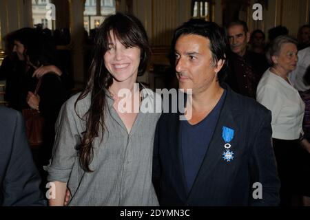 Yvan Attal pose avec Charlotte Gainsbourg après avoir été honoré 'Chevalier de l'ordre National du merite' par le ministre français de la Culture Aurelie Filippetti au Ministere de la Culture à Paris, France, le 19 juin 2013. Photo d'Alban Wyters/ABACAPRESS.COM Banque D'Images