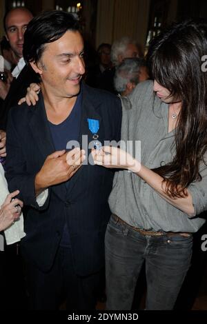 Yvan Attal pose avec Charlotte Gainsbourg après avoir été honoré 'Chevalier de l'ordre National du merite' par le ministre français de la Culture Aurelie Filippetti au Ministere de la Culture à Paris, France, le 19 juin 2013. Photo d'Alban Wyters/ABACAPRESS.COM Banque D'Images