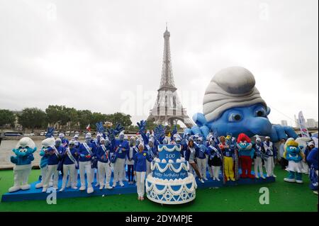 Véronique Culiford, fille du regretté caricaturiste Peyo, créateur des Schtroumfs, et producteur Jordan Kerner, et Ambassadeurs Smurf posent pour une photo de groupe sur le Trocadéro plaza dans le cadre de la présentation du film les Schtroumfs 2 (les Schtroumfs 2) à Paris, en France, le 22 juin 2013. Photo d'Alban Wyters/ABACAPRESS.COM Banque D'Images